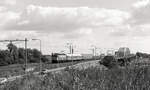 NS 1129 mit D-222 ( Wien-Holland Expres  Wien Westbf - Amsterdam CS) bei Arnhem am 17.09.1977. Im Hintergrund die Brücke der IJssel bei Westervoort. Scanbild 91240, Kodak Tri-X-pan.