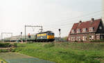 NS 1144 mit IC-2313 von Amsterdam CS nach Köln Hbf am Bahnwärterhaus 13A+B an der Laagerfseweg in der Gemeinde Woudenberg am 06.05.1980.