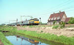 NS 1134 mit IC-2307 (Amsterdam CS - Bad Wildungen) am Bahnw�rterhaus 13AB an der Laagerfseweg in der Gemeine Woudenberg am 18.05.1981. Scan 92310.