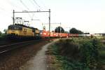 1301 und 1122 mit Gterzug 52313 Veendam-Maasvlakte bei Meppel am 9-9-1996.