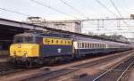 Altbau Elektrolok der NS 1117 hlt am 15.7.1989 um 9.02 Uhr
mit dem EC 25  Erasmus  auf dem Weg nach Innsbruck im Bahnhof Arnhem.
Bei den Wagen handelt es sich um eine reine DB Garnitur zweiter und erster Klasse.