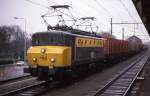 Am 15.3.1989 erreicht NS Elektrolok 1153 mit einem Gterzug  aus Bad Bentheim den Bahnhof Hengelo um 10.11 Uhr.