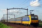 NS Reizigers 186 021 schiebt ein IC nach Den Haag durch Hulten am 4 November 2020.