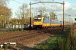 NS 186 041 zieht ein IC nach Den Haag durch Hulten am 4 November 2020.