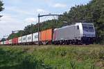 Akiem 186 359 zieht ein LNS-Containerzug bei Tilburg Oude Warande am 4 Augustus 2019.