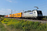 Metrans 186 034 NL mit Containern am Hacken am 11 August 2026 bei Vierkirchen.