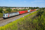 Metrans 186 020 NL mit Containern am Hacken am 11 August 2026 bei Vierkirchen.