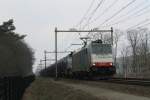 186 103-8 (RTC)  + V155 mit einem Güterzug bei Vlierden am 1-4-2013.