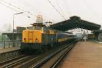 Am 26 November 1993 durchfahrt NS 1210 mit deren IC Rotterdam Blaak.