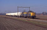 NS 1225 mit nur 4 Gaskesselwagen als Zug 45507 (Sloehaven - Seelze) bei Zenderen am 18.02.1998, 13.56u, km 7.5. Scan (Bild 7597, Fujichrome100).