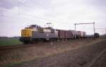 Am 15.3.1989 ist die Elektrolok der NS 1215 bei Borne mit einem kurzen  Güterzug in Richtung Almelo um 15.49 Uhr unterwegs.