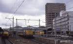 Blick am 12.7.1989 in den Bahnhof Utrecht CS.
Elektrolok 1201 wartet abfahrbereit um 12.05 Uhr vor einem Intercity.