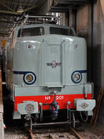 Hier zu sehen die 1951 gebaute Elektrolokomotive 1201 der Baureihe 1200, einem nach dem Zweiten Weltkrieg durch den Marshall-Plan finanzierten amerikanischen Entwurf.