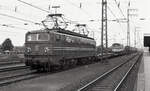 NS 1304 mit KLV-Zug 42172 (Busto Arsizio - Rotterdam Noord G) bei Abfahrt in Emmerich am 08.09.1977.Scanbild 91205.