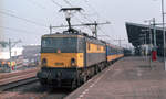 NS 1506 am Bahnsteig in Tilburg mit IC-2508 (K�ln Hbf - Den Haag CS) am 27.09.1983.