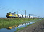 Kalkzug 47554 (Hermalle-sous-Huy nach Beverwijk Hoogovens Centraal) unterwegs bei Schalkwijk am 29.08.1981, 18.04u.