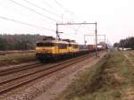 1641 und 1649 mit Gterzug 43368 Wels-Waalhaven Zuid bei Ginkel am 19-4-1998. Bild und scan: Date Jan de Vries.