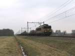 1606 mit Gterzug zwischen Onnen und Zwolle bei Tynaarlo am 19-2-2010.