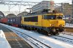 NS E 1609  Hoofddorp  mit Containerzug bei Durchfahrt von Amsterdam CS am 18.12 2010.