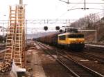 1626 mit Gterzug 45121 Beverwijk-Hagen Vorhalle auf Bahnhof Arnhem am 17-3-1998.