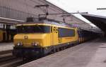 Die Weltrekord Lokomotive 1607 der NS steht hier am 28.9.1989 um 13.00 Uhr  vor dem IC nach Zandfoort in Amsterdam CS.