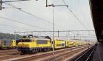 Am 15.7.89 steht die NS Elektrolok 1603 im Bahnhof Rosendaal vor einem  langen Doppelstockzug.