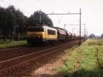 1621 mit einem Gterzug bei Harselaar am 19-8-1998. Bild und scan: Date Jan de Vries.