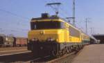 NS Elektrolok 1652 hat am 2.3.1988 um 16.52 Uhr im Grenzbahnhof Emmerich sich vor den D 304 nach Amsterdam gesetzt.