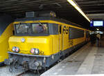 NS 1749, Den Haag Centraal, 31.8.2011. Zug steht abfahrbereit nach Venlo. Im Fenster spiegelt sich das Schotterbett.