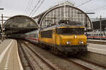 NS 1745 verlässt Amsterdam Centraal mit IC 145 nach Berlin Gesundbrunnen, am 08.11.2022.