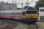 Mit etwas Zooming wurde am 15 Juli 2019 NS 1752 mit ein IC-Berlijn nach Amsterdam beim Einfahrt in Hengelo vom Bahnsteig fotografiert.