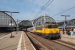 Mit dem IC 147 nach Berlin Ostbahnhof wird die 1750 der NS in wenigen Minuten den Bahnhof Amsterdam Centraal verlassen. Fotografiert am 10.10.2023. Mittlerweile ist das Bild historisch, da die Bespannung der Züge durch Vectron-Lokomotiven übernommen wurde. 