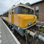 Die Elektrolokomotive 1768 wurde 1993 bei GEC-Alsthom in Belfort hergestellt und tr�gt den Namen  Akkrum . Die Lokomotiven der Baureihe 1700 sind �u�erlich nahezu identisch mit der Vorg�ngerbaureihe 1600, technisch gesehen unterscheiden sie sich jedoch erheblich voneinander. (Eisenbahnmuseum Utrecht, September 2026)