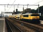 1719 (E-Lok) und 7319 (Doppelstocksteuerwagen) mit Regionalzug 4757 Amsterdam CS-Alkmaar auf Bahnhof Uitgeest am 16-8-1996. Bild und scan: Date Jan de Vries.