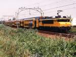 1757 mit Regionalzug 5438 Dordrecht-Amsterdam CS bei Barendrecht am 15-7-1994.