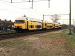 1712 und dreiteilige Doppelstocksteuerwagen 7376 mit Schnellzug 3043 Den Helder-Nijmegen in Elst am 28-2-1995.