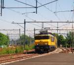 Die E 1725 mit IC Amersfoort Schothorst - Enkhuizen hier bei durchfahrt von Amsterdam Muiderpoort am 02. 06 2010.