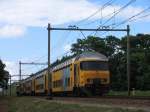 Doppelstockwagen 7450 und die 1716 mit Regionalzug RE 9647 Nijmegen-Deurne bei Vlierden am 19-7-2012.