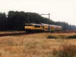 1733 und Doppelstockwagen 7329 mit Regionalzug 5629 Utrecht-Zwolle bei Nunspeet am 23-8-1994.