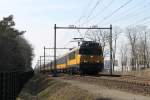 1753 mit IC IC 1955 Den Haag CS-Venlo bei Vlierden am 1-4-2013.