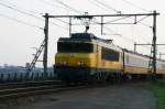 1746 schieb einen Nahverkehrszug auf die Rheinbrcke und wird in wenigen Minuten Nijmengen Central anfahren; 31.03.2007