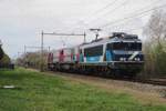 An grauen 5 April 2021 zieht TCS, ex-Railpromo 101001 zwei G2000er durch Alverna.