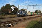 Beim Bahnhof Wijchen wurde am 16 Oktober 2021 der umgeleiteter Coevorden-KLV von TCS/ex RailPromo 101002 gezogen.