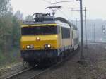 Im Bahnhof Amsterdam RAI fhrt Lokomotive 1828 mit einem Regionalzug ein (29.10.2007)