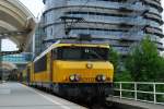 Die E 1842 mit IRE (Amsterdam - Breda) wartet hier in Amsterdam CS am 25. 08 2010.