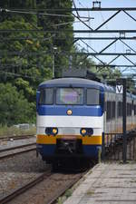 DEN HAAG (Provinz Zuid-Holland), 05.08.2017, Triebzug 2994 als Sprinter bei der Einfahrt in den Bahnhof Hollands Spoor