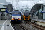 Der modernisierte SGM 2968 der NS in der City-Sprinter-Lackierung trifft am 02.01.2018 in Arnhem Centraal auf einen Doppelstock-DD-IRM der NS