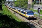 Vom offenbarer Brücke bei Nijmegen de Goffert wird am 15 Mai 2017 NS 2124 auf den Weg nach Arnhem fotografiert.