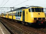 2885 mit Regionalzug 4654 Roosendaal-Dordrecht auf Bahnhof Lage Zwaluwe am 14-4-1992.