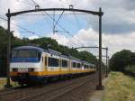 Sprinters 2121 und 2993 mit Regionalzug RE 9646 Deurne-Nijmegen bei Vlierden am 19-7-2012.